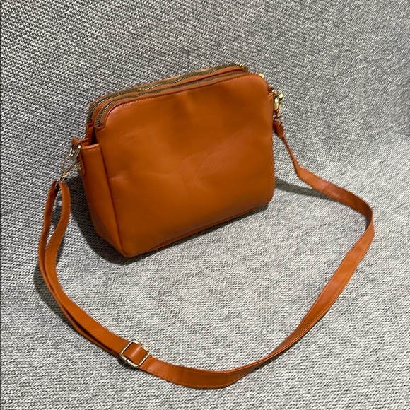 Elegant Tan Leather Bag - Picture 3 of 15